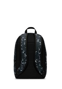 Mochila preta e estampada com costas e alças almofadadas. Apresenta uma textura suave, um logótipo visível e um bolso com fecho de correr na lateral.
