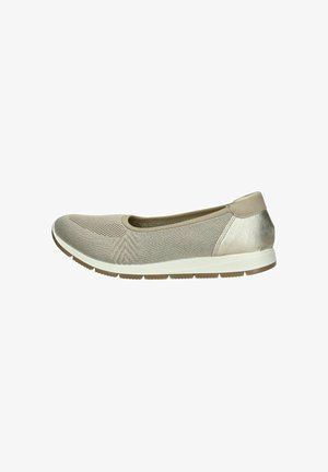 Zapato beige tipo slip-on con una parte superior texturada, acentos metálicos, forro suave y una suela flexible blanca. Presenta un diseño de punta redonda.