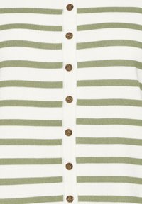 Prugast pulover z vzorcem izmenjujočih se vodoravnih črt v olivno zeleni in beli barvi. Na sredini ima rjave gumbe. Mehka pletena tekstura.