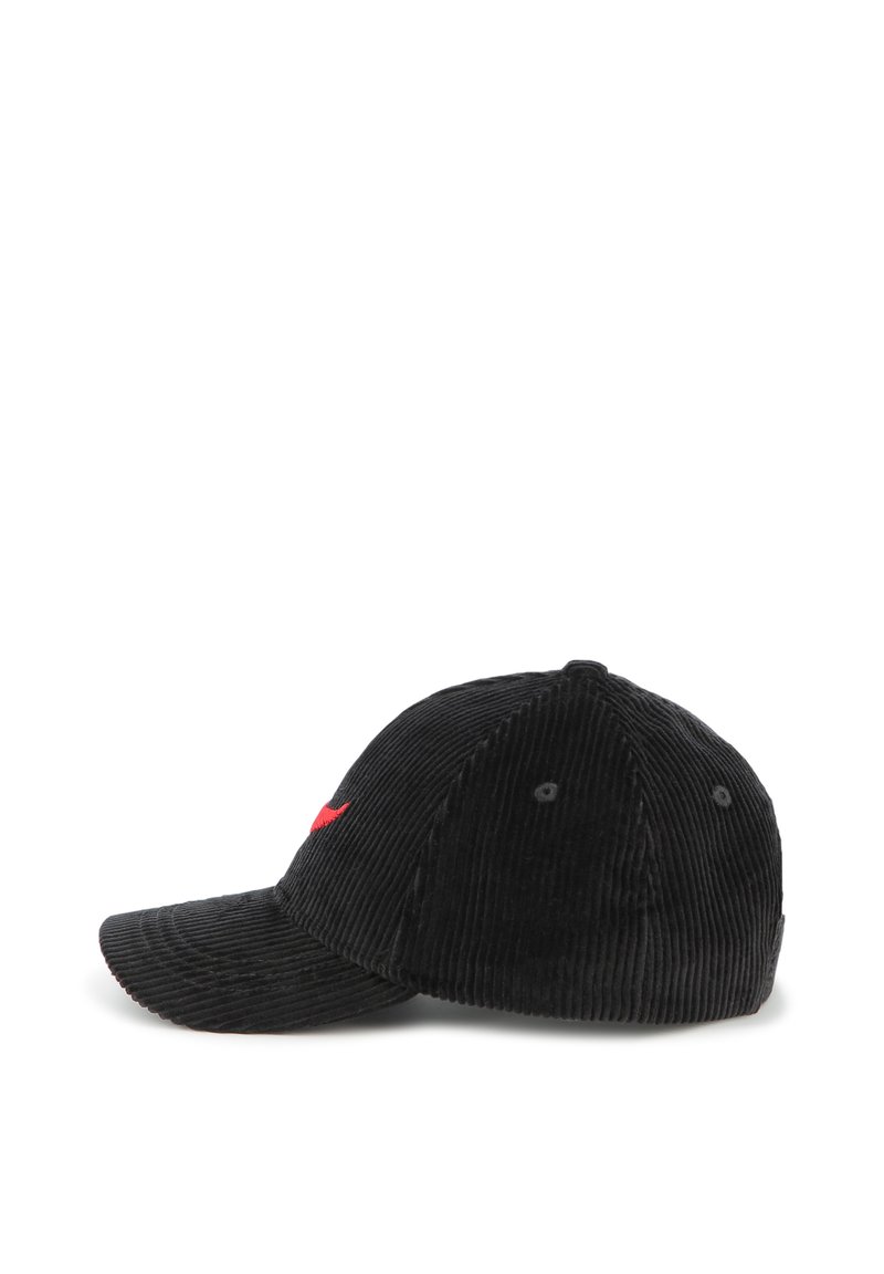 Cappello in velluto nero con accento del logo rosso, dotato di visiera curvata e motivo testurizzato. Design a sei pannelli con occhielli di ventilazione.