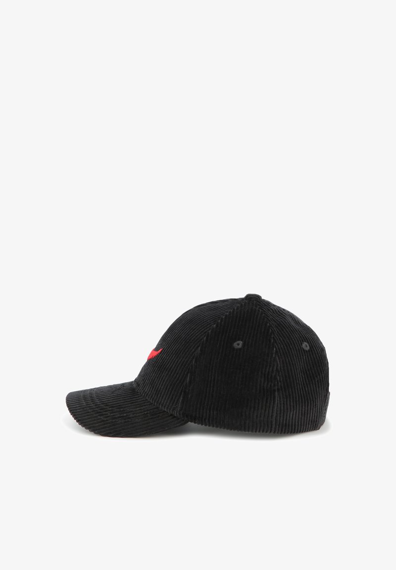 Schwarze Cordura-Mütze mit rotem Logoakzent, ausgestattet mit einem gebogenen Schirm und strukturiertem Muster. Sechspanel-Design mit Belüftungsöffnungen.