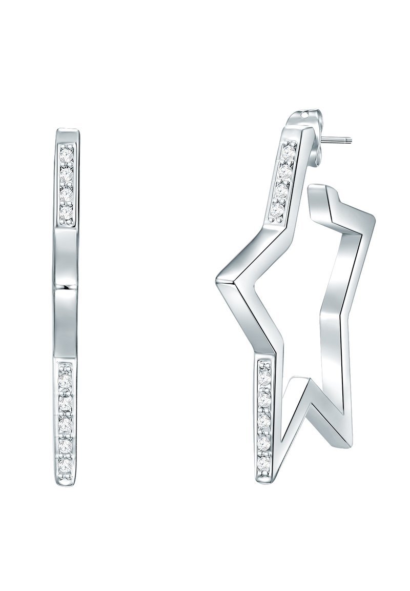 Sidabriniai žvaigždės formos auskarai, turintys šlifuotą dizainą ir skaidrius akmenukus palei vieną kraštą, demonstruojantys poliruotą metalinį apdailą.