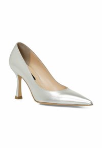 Zilver hoge hak pump met een spitse neus, een gladde metallic afwerking en een hoekige hak met een gouden accent aan de basis.