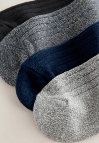 Trzy pary skarpetek do połowy łydki w ciemnoszarym, jasnoszarym i granatowym kolorze. Wzór z teksturowanym splotem, z ściągaczami i bezszwowymi palcami.