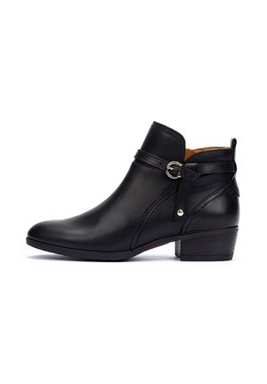 Bottine en cuir noir avec un bout arrondi, des coutures discrètes, un accent de boucle sur le côté et un petit talon empilé. Texture lisse.