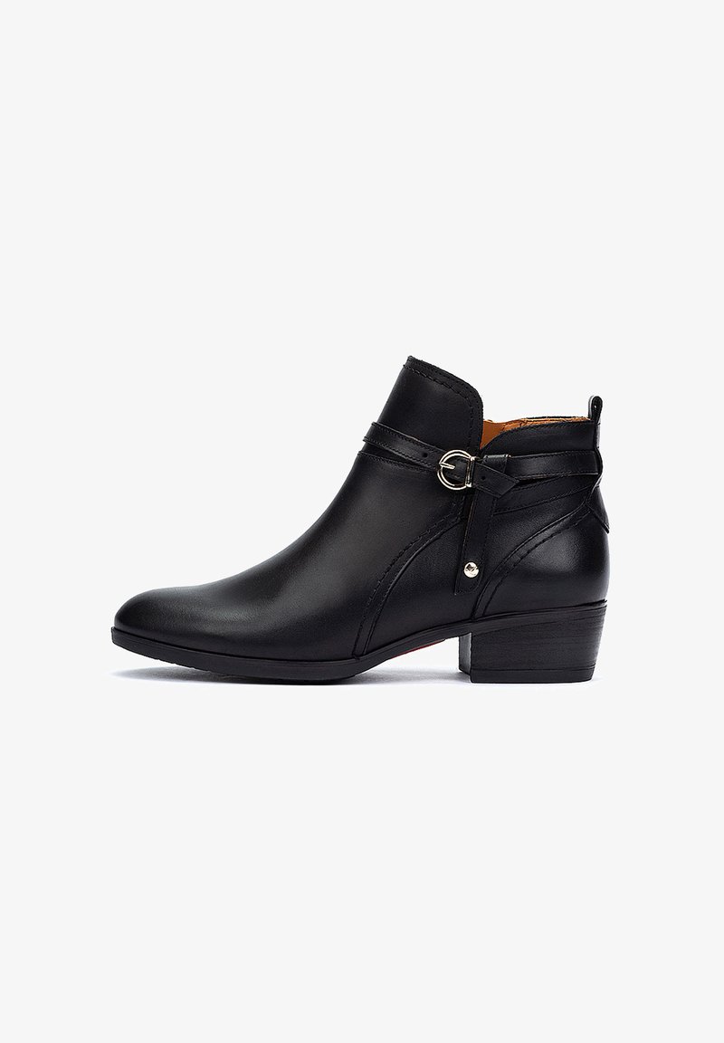 Bottine en cuir noir avec un bout arrondi, des coutures discrètes, un accent de boucle sur le côté et un petit talon empilé. Texture lisse.