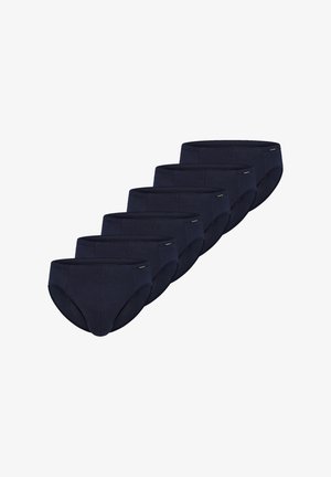 Sæt med seks sorte bomulds herrestrømper arrangeret diagonalt på en hvid baggrund.