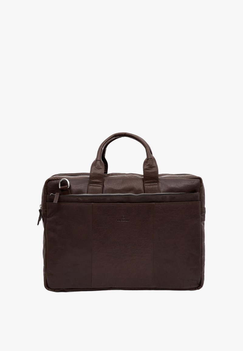 Brunt læder laptop taske med to top håndtag, en lynlåslukning og forreste lommer. Struktureret overflade med subtile mønsterdetaljer.