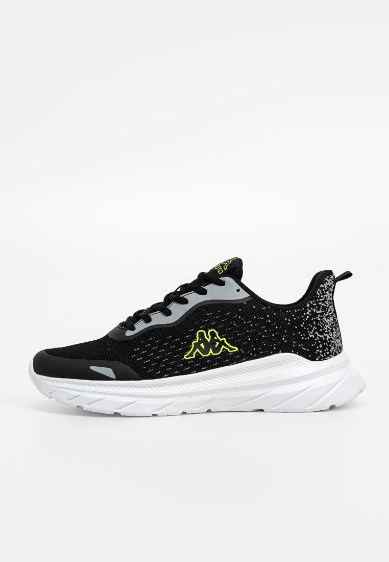 Baskets de course noires et grises avec semelle blanche, logo jaune fluo sur le côté, tige en tricot et détail de talon réfléchissant à pois.