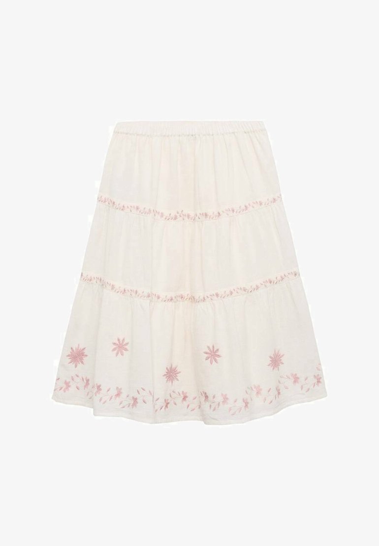 Weiße Baumwollrock mit elastischem Bund, der mit gestickten rosa Blumenakzenten und horizontalen Stufen für zusätzliche Textur versehen ist.