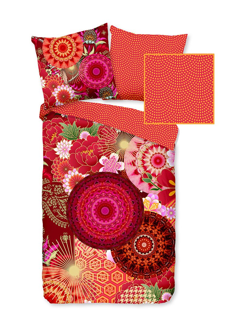 Bettwäsche-Set in leuchtendem Rot mit Blumen- und Mandalamustern. Enthält zwei Kissenbezüge und ein kleines passendes quadratisches Design.