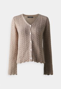 Beige strikkegenser med et teksturert zigzag-mønster, bølget kant, lange ermer og fem hvite knapper foran.