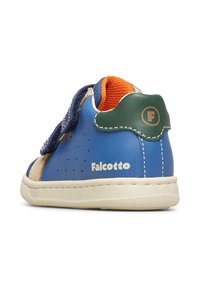 Sneaker per bambini in blu e beige con linguetta verde sul tallone, fodera interna arancione, strap in Velcro e marchio "Falcotto" sul lato.