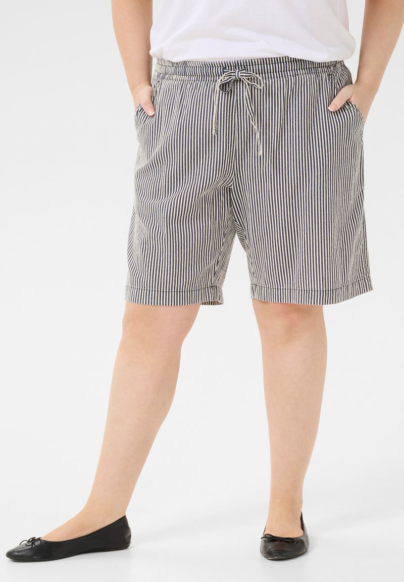 Shorts rayés en tissu léger, avec une taille élastique, un cordon de serrage et des poches latérales, dans des tons de bleu marine et de crème.