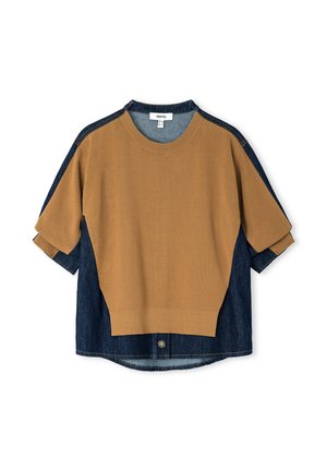 Korte mouwen gelaagde top met een bruine gebreide voorkant en een donkerblauwe denim achterkant, kraag en mouwen, plat gelegd op een witte achtergrond.