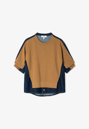 Korte mouwen gelaagde top met een bruine gebreide voorkant en een donkerblauwe denim achterkant, kraag en mouwen, plat gelegd op een witte achtergrond.