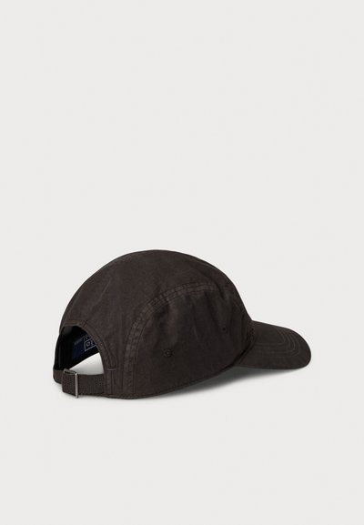 Čierna nastaviteľná baseballová čiapka s oblúkovým šiltom, šesťdielnou konštrukciou a kovovým zapínacím remienkom na jednoduchom svetlom pozadí.