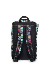 Zwarte rugzak met kleurrijke NBA-teamlogo's, gevoerde verstelbare schouderbanden, bovenhandgreep en zijvak met rits.