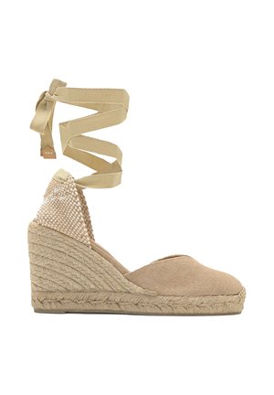 Espadrilla con zeppa in tela beige, suola intrecciata in juta e cinturino da annodare alla caviglia, con dettagli intrecciati sul tallone.