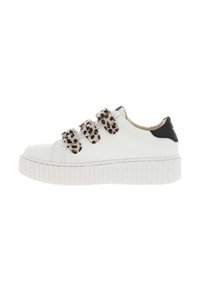 Sneaker bianco con accenti in stampa leopardata su tre cinturini, con tallone nero e suola piatta texturizzata bianca. Parte superiore in pelle liscia.
