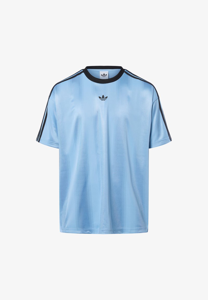 Camisa de manga corta azul claro, con un cuello negro acanalado y franjas laterales negras. Logo de Adidas centrado en el pecho. Textura suave.