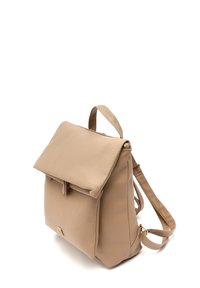 Zaino in pelle beige con patta frontale, spallacci regolabili e dettagli in metallo dorato. Superficie texturizzata, design compatto e chiusura pratica.