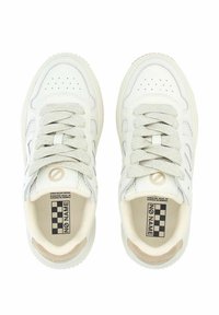 Witte sneakers met een geperforeerd ontwerp, grijze veters en een tan accent op de hak. Kenmerken een logo en een dambordpatroon op de binnenzool.