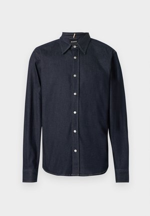 Granatowa, dżinsowa koszula z długim rękawem, z zaostrzonym kołnierzykiem i srebrnymi zatrzaskami z przodu, ozdobiona kontrastującymi szwami.