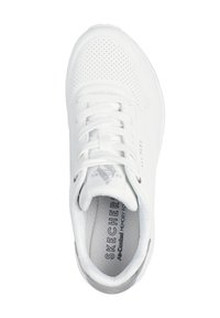 Vit sneakers med en slät syntetisk ovandel, perforerade detaljer, traditionella snörningar och en vadderad innersula med ett diamantmönster.