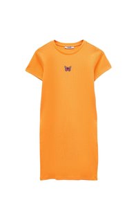 Robe orange à manches courtes avec col rond et petit motif de papillon rose centré sur la poitrine.