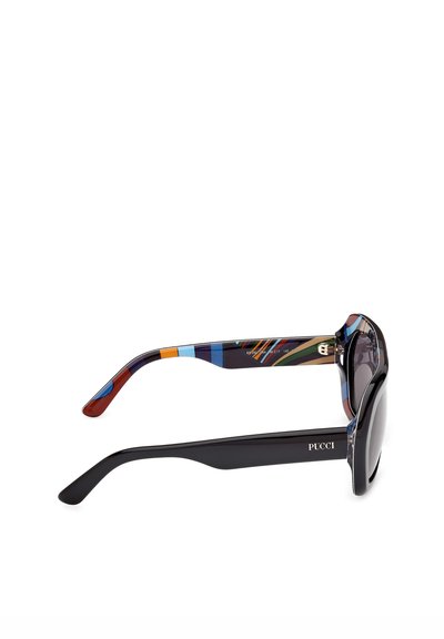Gafas de sol con montura negra y patillas estampadas multicolores, con el logo "PUCCI" en una patilla, mostradas de perfil sobre un fondo blanco.