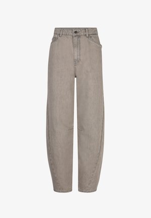 Jean en denim gris clair avec une coupe décontractée, taille haute, jambes droites et légère décoloration. Dispose de poches avant et d'une fermeture à bouton métallique.