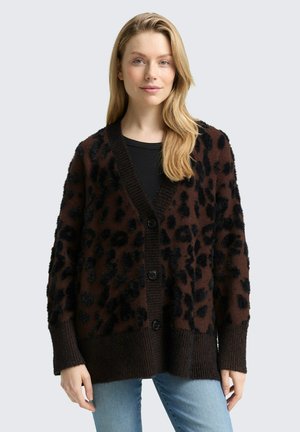 Bruine cardigan met luipaardprint en zwarte, pluizige accenten, voorzien van een V-hals, grote knopen en geribbelde manchetten en zoom. Zachte, gestructureerde stof.