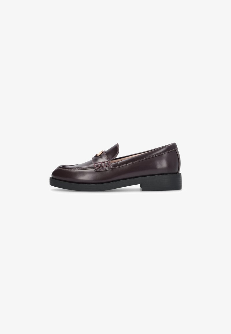 Mocasin de cuero burdeos con un bajo tacón cuadrado, que presenta un acento cosido y herrajes decorativos en la parte frontal. Textura de superficie suave.