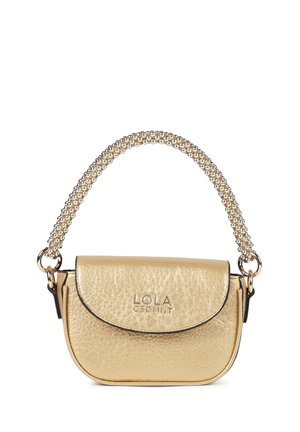 Kleine handtas van goudkleurig leer met afgeronde flap, versierde handgreep van gouden kralen en "LOLA CSDMNT" opschrift aan de voorkant.
