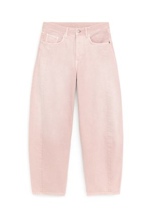 Jean rose clair taille haute avec fermeture à boutons et à glissière devant, passants pour ceinture, deux poches avant, et coupe droite décontractée.