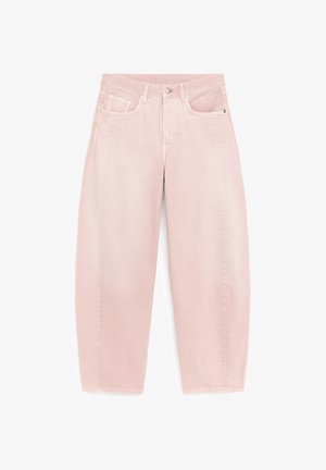 Jean rose clair taille haute avec fermeture à boutons et à glissière devant, passants pour ceinture, deux poches avant, et coupe droite décontractée.