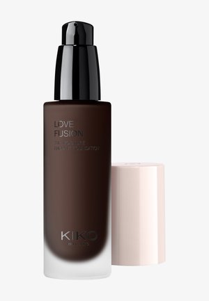 Flacon de fond de teint liquide brun foncé avec pompe noire et capuchon beige clair, étiqueté KIKO Milano Love Fusion 24h Moisture Radiant Foundation.