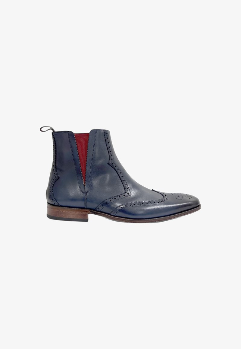 Bota Chelsea de cuero azul marino con detalles de brogue, paneles laterales elásticos rojos, tira para el talón y suela de madera.