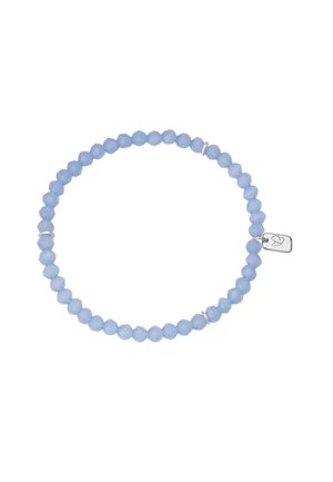 Bracelet élastique avec de petites perles rondes bleu clair et une petite breloque en argent ornée d'un motif de feuille gravé.