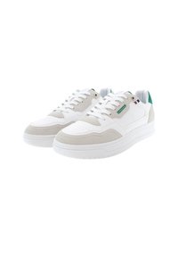 Bílé šněrovací tenisky se semišovými detaily v světle šedé barvě, texturovanou špičkou a zeleným detailem na patě; lehká gumová podrážka.