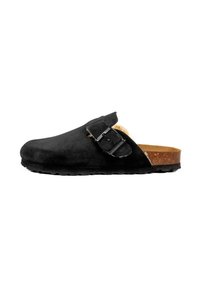 Sabot en daim noir avec une boucle sur le côté, semelle intérieure beige et semelle en caoutchouc texturée. Présente une pointe fermée et un design à dos ouvert.