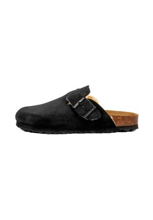 Sabot en daim noir avec une boucle sur le côté, semelle intérieure beige et semelle en caoutchouc texturée. Présente une pointe fermée et un design à dos ouvert.