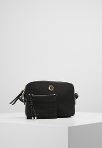 Borsa a tracolla sintetica nera con hardware dorato, chiusura con zip e portacarte rimovibile, caratterizzata da pattern testurizzati e una zip con motivo intrecciato.