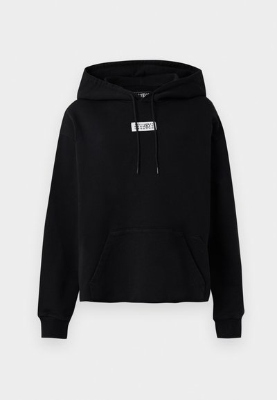 Felpa a collo alto nera in cotone, con tasca frontale, cordoncini regolabili e un piccolo logo ricamato sul petto.