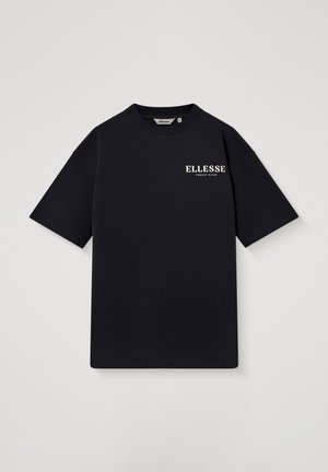 Schwarzes T-Shirt mit kurzen Ärmeln, weißem "ELLESSE TENNIS CLUB"-Logo auf der oberen linken Brust, Rundhalsausschnitt und legerer Passform.