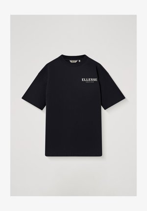 Czarna koszulka z krótkim rękawem z białym logo "ELLESSE TENNIS CLUB" na górnej lewej stronie klatki piersiowej, z okrągłym dekoltem i luźnym krojem.