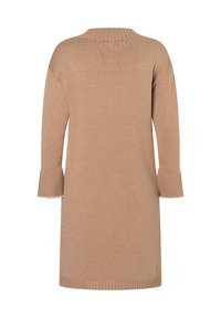 Langes beiges Strickkleid mit geripptem hohem Kragen, gerippten Bündchen und kleinen weißen Perlendetails an den Ärmelkanten, von hinten gezeigt.