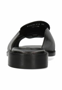 Zwarte leren slidesandaal met een open achterkant, een gladde afwerking en een platte zool. Het binnenlabel vermeldt "EVERLY 4 37 12/24."