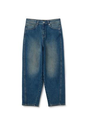 Jean en denim bleu à jambe large avec une finition délavée. Doté d'un style classique à cinq poches et d'une fermeture à bouton à la taille.